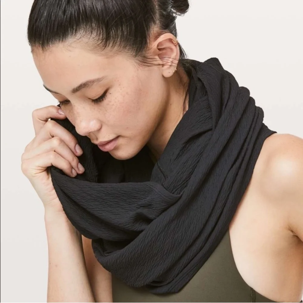 RARE Lululemon Vinyasa Scarf *Crinkle Black One Size - Picture 4 of 13
